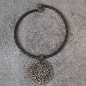 CHICO'S LEATHER CHOKER